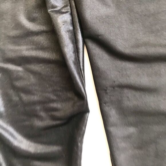 Quinn
and Fox black shinny leggings GUC - piling on the back thigh 12-24 months - Picture 6 of 6